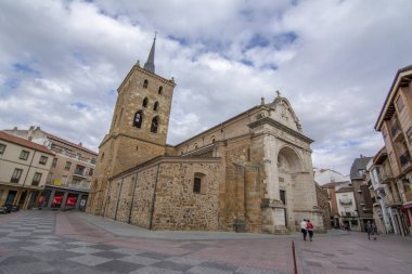 Benavente, Zamora, İspanya, Haziran 2017: Romanesk Cephesi beş yarım daire biçimli apsisli ve Kulesi ile bazı kilise, Santa Maria del Azogue içinde Benavente, bulunan farklı mimari stilleri göster 