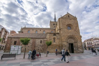 Benavente, Zamora, İspanya, Haziran 2017: Romanesk Cephesi beş yarım daire biçimli apsisli ve Kulesi ile bazı kilise, Santa Maria del Azogue içinde Benavente, bulunan farklı mimari stilleri göster 