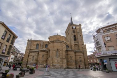 Benavente, Zamora, İspanya, Haziran 2017: Romanesk Cephesi beş yarım daire biçimli apsisli ve Kulesi ile bazı kilise, Santa Maria del Azogue içinde Benavente, bulunan farklı mimari stilleri göster 
