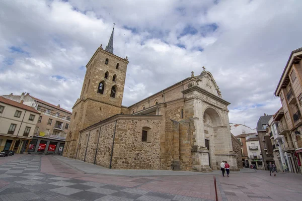 Benavente, Zamora, İspanya, Haziran 2017: Romanesk Cephesi beş yarım daire biçimli apsisli ve Kulesi ile bazı kilise, Santa Maria del Azogue içinde Benavente, bulunan farklı mimari stilleri göster 