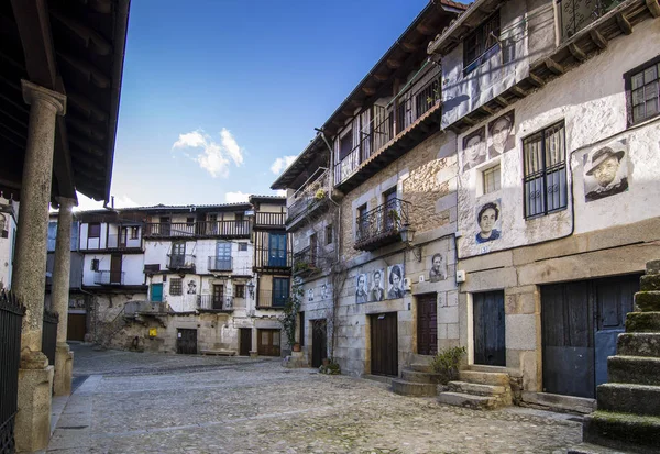 Mogarraz, Salamanca, İspanya, Şubat 2016: Mogarraz, Salamanca bir büyüleyici şehir evler özel özelliği ile var onların alnına onların sakinleri portresi 