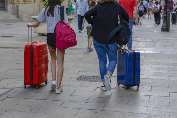 ヨーロッパの観光 ヨーロッパの都市の路上でスーツケースを持って歩いてサラマンカ スペイン 2018 Tourists — ストック写真