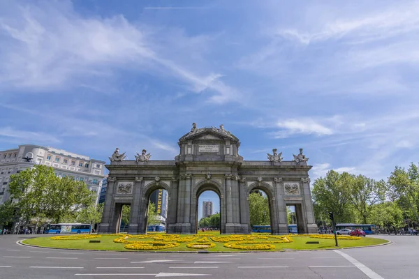 Madrid, İspanya, Nisan 2017: Citidel Madrid İspanya Avrupa'nın inşa ilk modern sonrası Roma zafer takı kapısıdır.