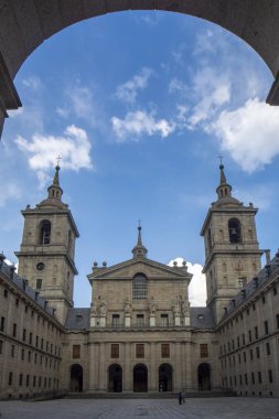 San Lorenzo de El Escorial, İspanya, July2015: San Lorenzo de el Escorial royal site üzerinden arch Bazilikası