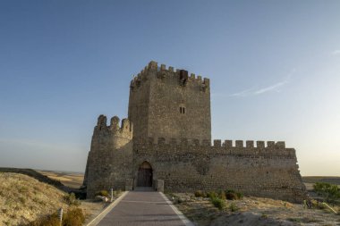Tiedra Castle bir gün batımında, kaleler, Valladolid, İspanya rotanın Temmuz