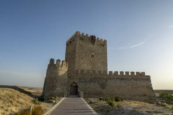 Tiedra Castle bir gün batımında, kaleler, Valladolid, İspanya rotanın Temmuz