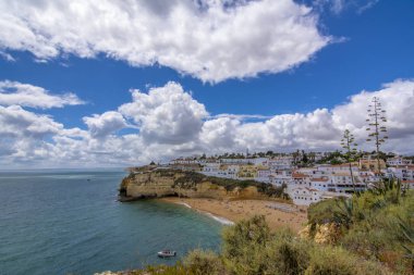 Güneşli yaz gün, Lagoa, Portekiz Algarve kıyısında renkli Carvoeiro şehir görüntülemek