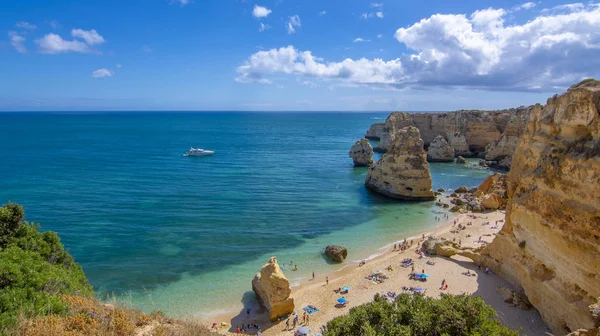 在葡萄牙南部最著名的海滩之一的阿尔加维的 Marinha 的看法 — 图库照片
