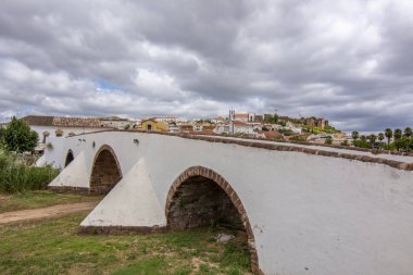 Kale ve katedral arka ve eski Roma beldesi görünümünü köprü ön planda, Silves, Portekiz