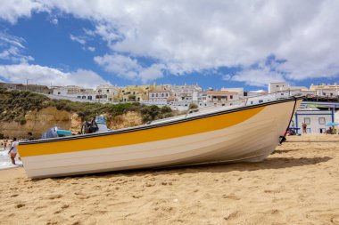 renkli evleri, Algarve bölgesi, Portekiz ile Carvoeiro köyde sahilde tekne