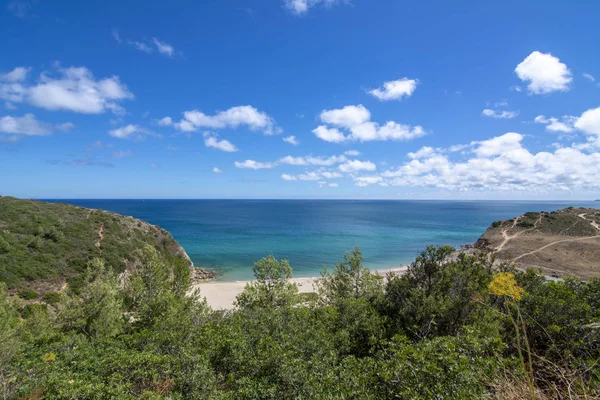 Portekiz Algarve bölgesinin kıyısında güzel bir plaj