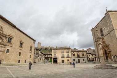 Penaranda de Duero, Burgos, İspanya Nisan 2015: Main Square, Penaranda de Duero ile onun tipik yarı ahşap evleri ve arkadın, Burgos il İspanya '