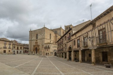 Penaranda de Duero, Burgos, İspanya Nisan 2015: Main Square, Penaranda de Duero ile onun tipik yarı ahşap evleri ve arkadın, il Burgos İspanya