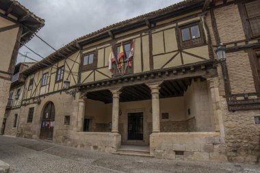 Penaranda de Duero, Burgos, İspanya Nisan 2015: bir sokak Penaranda de Duero tipik yarı ahşap evlerin ili Burgos, İspanya