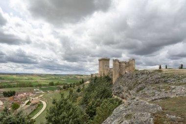 Penaranda de Duero, Burgos, İspanya Nisan 2015: panoramik, kale, Penaranda de Duero Burgos Eyaleti, Spai içinde