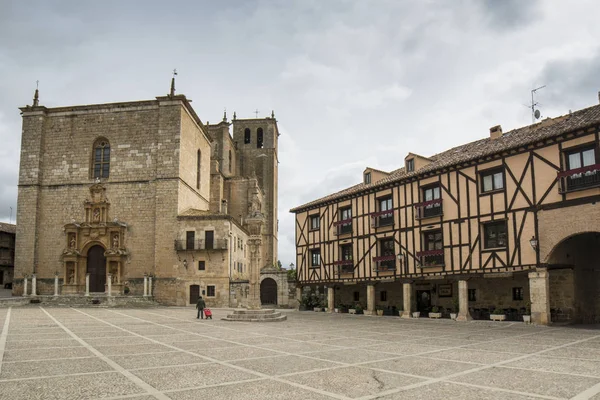 Penaranda de Duero, Burgos, İspanya Nisan 2015: Main Square, Penaranda de Duero ile onun tipik yarı ahşap evleri ve arkadın Burgos, İspanya ilinde 