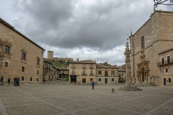 Penaranda de Duero, Burgos, İspanya Nisan 2015: Main Square, Penaranda de Duero ile onun tipik yarı ahşap evleri ve arkadın, il Burgos İspanya