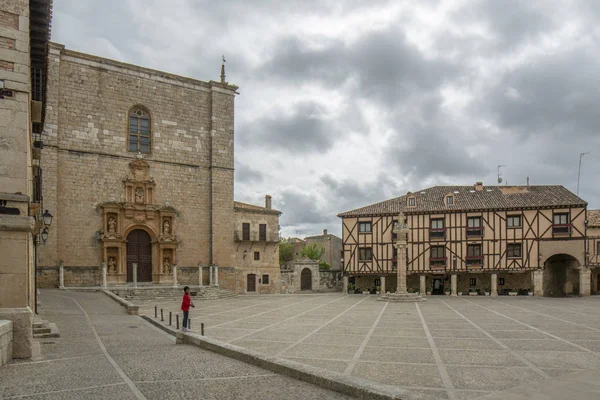 Penaranda de Duero, Burgos, İspanya Nisan 2015: Main Square, Penaranda de Duero ile onun tipik yarı ahşap evleri ve arkadın, il Burgos İspanya