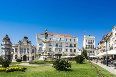 Coimbra, Portekiz, Ağustos, 2015: Görünüm güneşli gün boyunca Coimbra şehir merkezi Portekiz Joaquim Augusto heykeli ile güzel meydanında