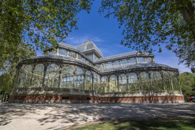 Madrid, İspanya, Nisan, 2017: Crystal Palace Madrid Retiro Park üzerine