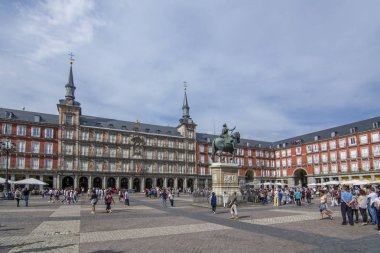 Madrid, İspanya, Nisan 2017: Felipe III heykel ve Casa de la Panaderia üzerinde Plaza Mayor Madrid, İspanya