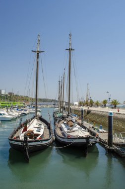 Troia, Setubal, Portekiz, Ağustos 2013: iki ahşap tekneler, Yelkenli tekne bir Portekiz Troia liman içinde 