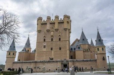 Segovia, İspanya, Mart 2015: Giriş ve ünlü Alcazar, dışarı kayalık bir kaya üzerinde yükselen bir Segovia, cephe,
