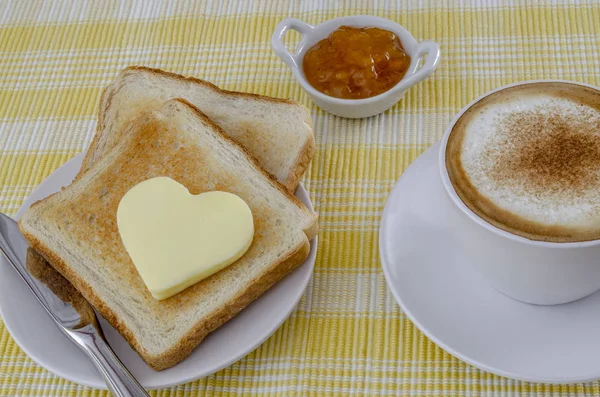 Кофе Завтрак Тостом Маслом Форме Сердца Персиковым Вареньем — стоковое фото