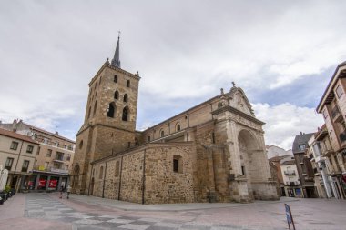 Benavente, Zamora, İspanya, Haziran 2017: Romanesk Cephesi beş yarım daire biçimli apsisli ve Kulesi ile bazı kilise, Santa Maria del Azogue içinde Benavente, bulunan farklı mimari stilleri göster,
