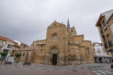 Benavente, Zamora, İspanya, Haziran 2017: Romanesk Cephesi beş yarım daire biçimli apsisli ve Kulesi ile bazı kilise, Santa Maria del Azogue içinde Benavente, bulunan farklı mimari stilleri göster,