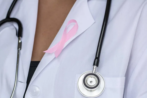 医者のクローズ アップはリボン 乳房がん啓発シンボルの形成 — ストック写真