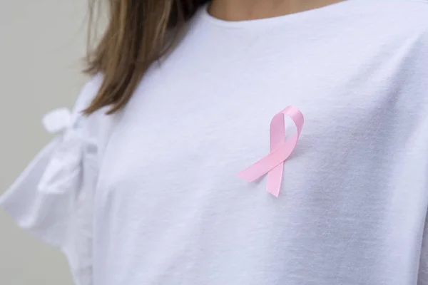 粉红色乳腺癌意识丝带的妇女谁需要显示医疗保健理念 — 图库照片