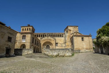 Bir ünlü dini Santillana del Mar, Cantabria, İspanya tarihi bir şehir bina Colegiata,.