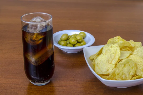 Traditionella Spanska Förrätt Med Oliver Potatis Chips Och Cola — Stockfoto