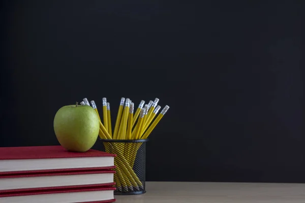Zpátky Školy Pozadí Knihami Tužky Zelené Jablko Nad Tabuli — Stock fotografie