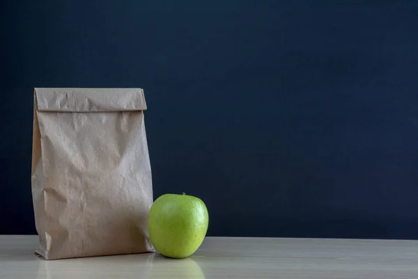 Школьный Обед Бумажный Пакет Зеленый Фоне Доски — стоковое фото