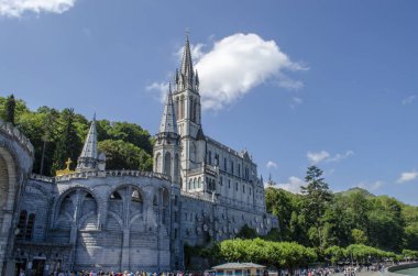 Lourdes, Fransa, Ağustos 2013: Basilica of Our Lady of Immaculate Conception, Lourdes rock Grotto yukarıda üst kısmında inşa edilmiş 