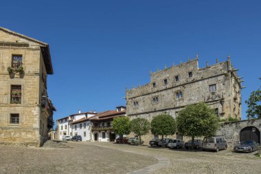 Santillana del Mar, Cantabria, İspanya; Eylül 2015: Tipik mimari Santillana del Mar ana meydanında