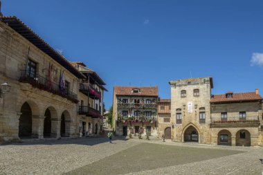 Santillana del Mar, Cantabria, İspanya; Eylül 2015: Tipik mimari Santillana del Mar ana meydanında