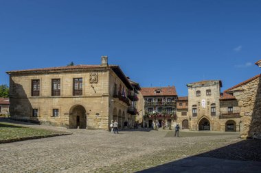 Santillana del Mar, Cantabria, İspanya; Eylül 2015: Tipik mimari Santillana del Mar ana meydanında