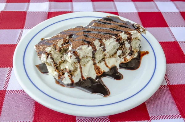 Bit Egengjord Italienska Tiramisu Dessert Serveras Tallrik — Stockfoto