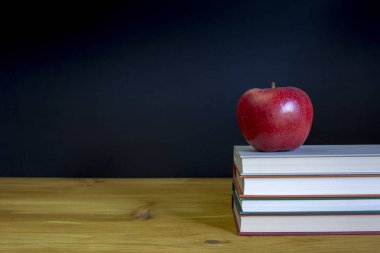 Geri okul ve arka plan için kitaplar resepsiyon açık ochalkboard arka plan üzerinde kırmızı elma.
