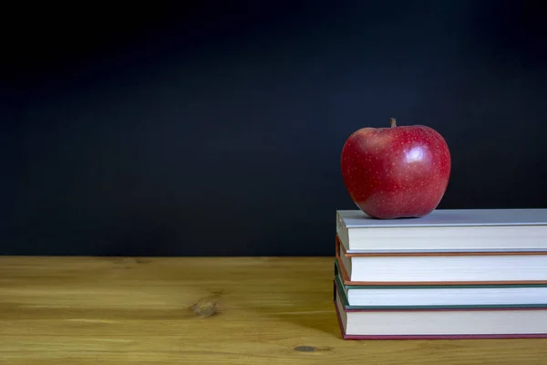 Volver Escuela Fondo Con Libros Manzana Roja Sobre Fondo Escritorio —  Fotos de Stock