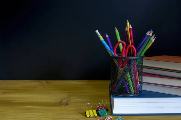 Retour École Avec Livres Crayons Fournitures Sur Fond Tableau Bord — Photo