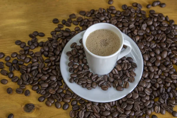 木制背景烘烤咖啡豆咖啡杯的特写 — 图库照片