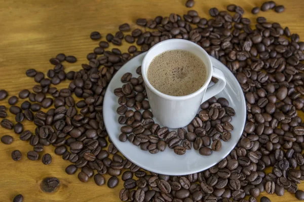 Close Xícara Café Com Grãos Café Torrados Fundo Madeira — Fotografia de Stock