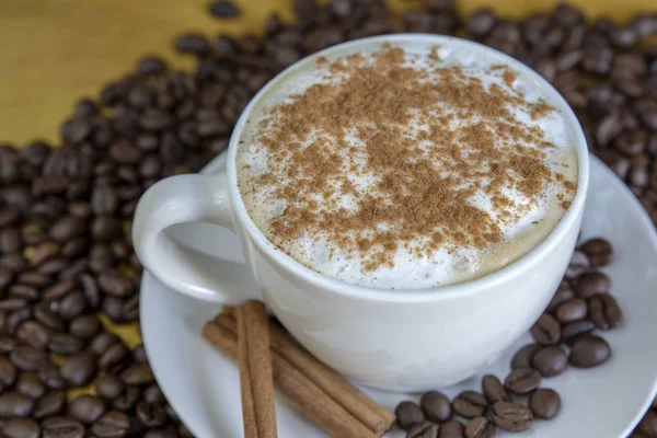 Nahaufnahme Einer Kaffeetasse Mit Gerösteten Kaffeebohnen Auf Holzgrund — Stockfoto