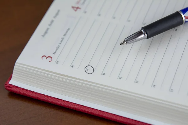 Close Van Kladblok Voor Agenda Gehouden Tafel Lege Corporate Conferentieruimte — Stockfoto