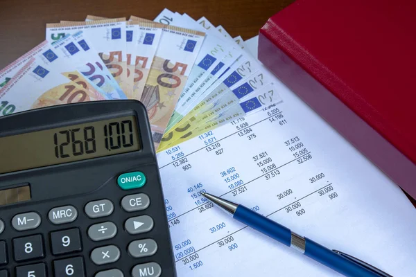 Een Stilleven Van Financiën Met Eurobankbiljetten Rekenmachine Pen — Stockfoto