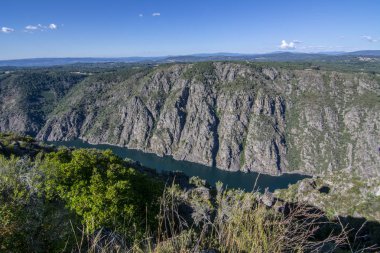 Ourense ili, Galiçya Ribeira Sacra Sil Kanyon nehirde üzerinden görüntülemek